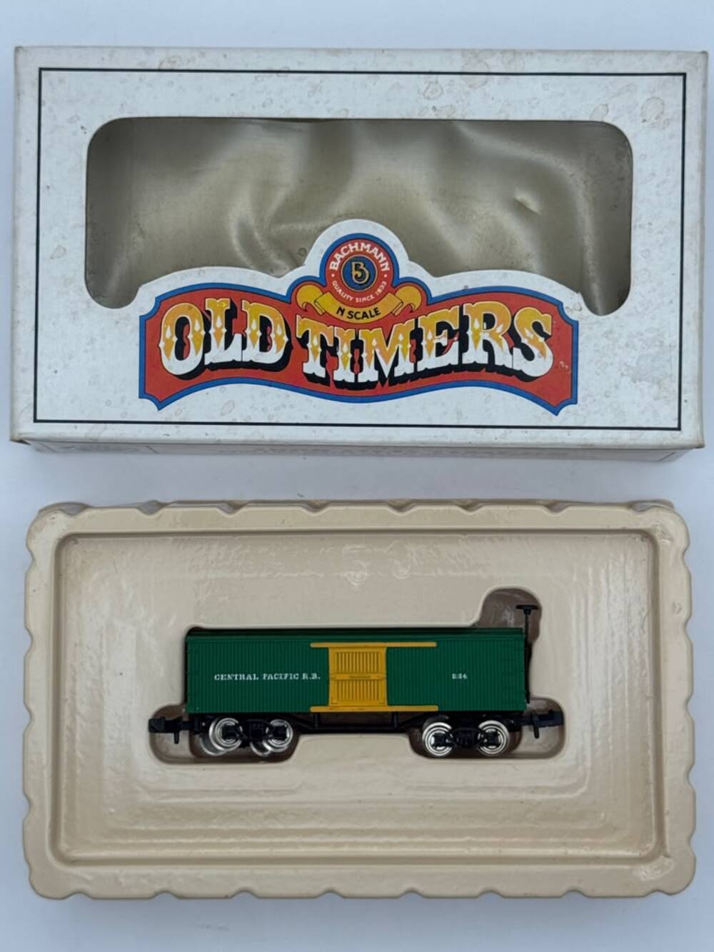 Bachmann N Scale 34ft Old Time Box Car Central Pacific 53-1050-24 Green Boxed